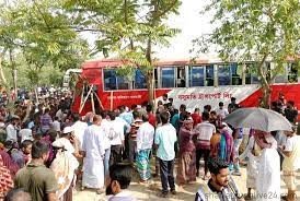 পদ্মা সেতুর সার্ভিস সড়কে পথচারীদের ওপর উঠে গেল বাস একজনের প্রাণ গেল