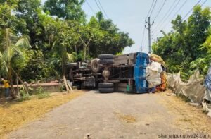 শরীয়তপুর চাঁদপুর সড়কে পণ্যবাহী ট্রাক উল্টে যান চলাচল বন্ধ